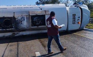 Vuelca pipa con 15 mil litros de diésel en la  carretera Valladolid–Cancún; el conductor presuntamente dormitó mientras manejaba