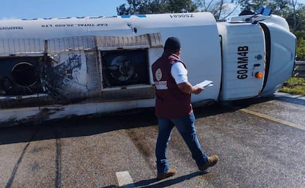 Vuelca pipa con 15 mil litros de diésel en la  carretera Valladolid–Cancún; el conductor presuntamente dormitó mientras manejaba