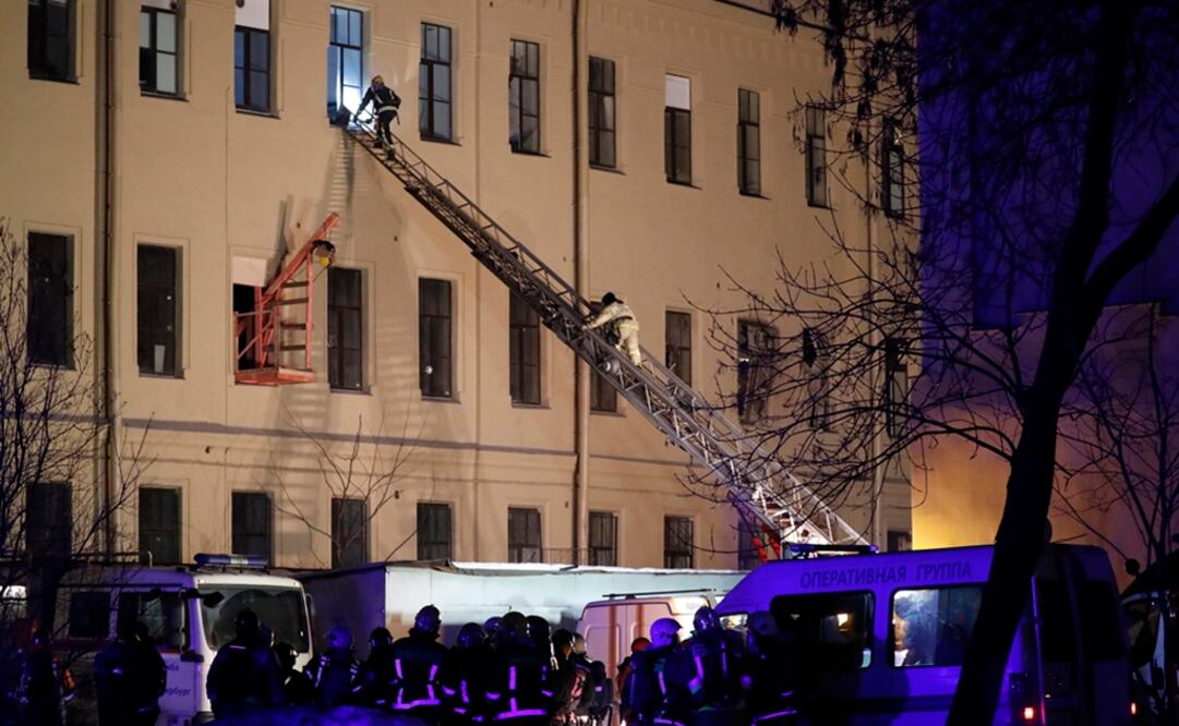 De acuerdo con los primeros reportes, un área de aproximadamente 150 metros del techo colapsó y dejó un enorme boquete entre el quinto y el segundo piso. Foto: EFE 
