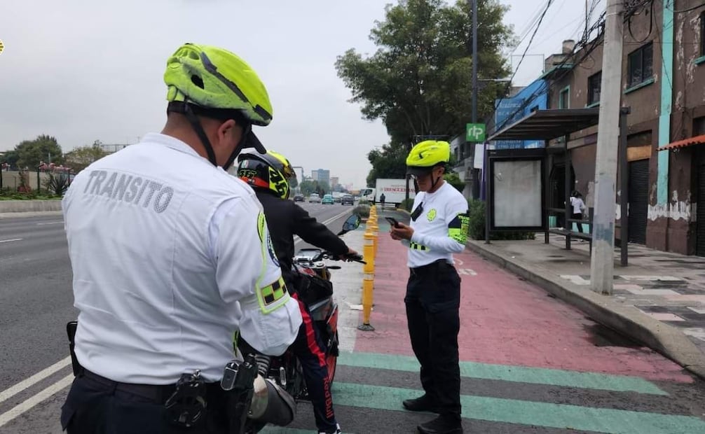 La SSC comunicó que, como resultado de esta acción, se tomaron 13 placas como garantías de pago y se llevaron 14 motocicletas y un vehículo a un depósito vehicular. | Foto: Especial.