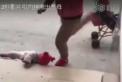 Madre patea a su hija para que deje de llorar; imágenes son repudiadas en redes