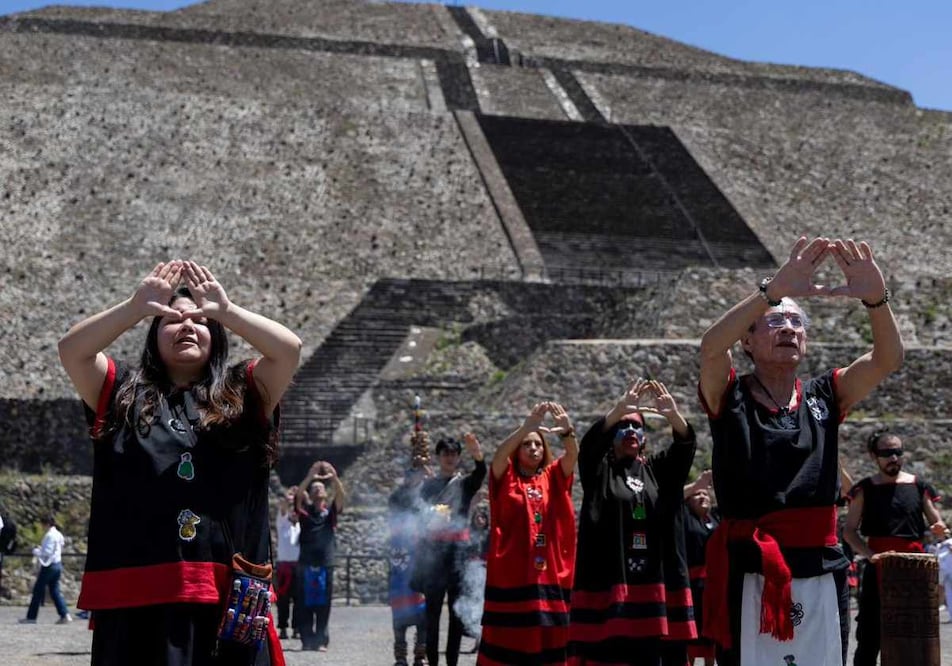 Turistas asisten a las pirámides de Teotihuacán para recargarse de energía. Foto: Hugo Salvador / EL UNIVERSAL