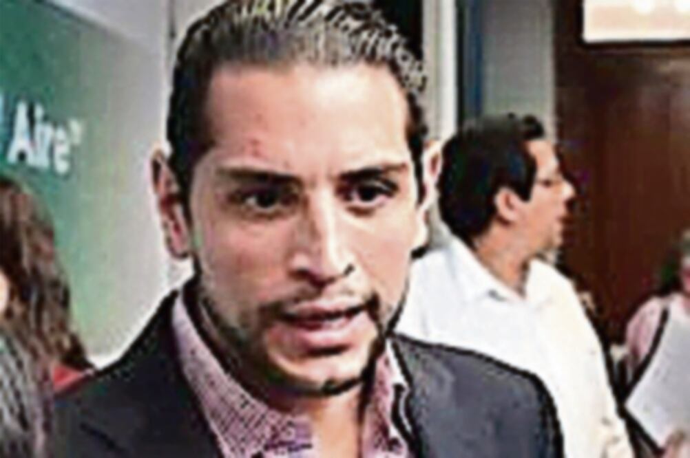 Le “piratean” iniciativas, acusa Aubry