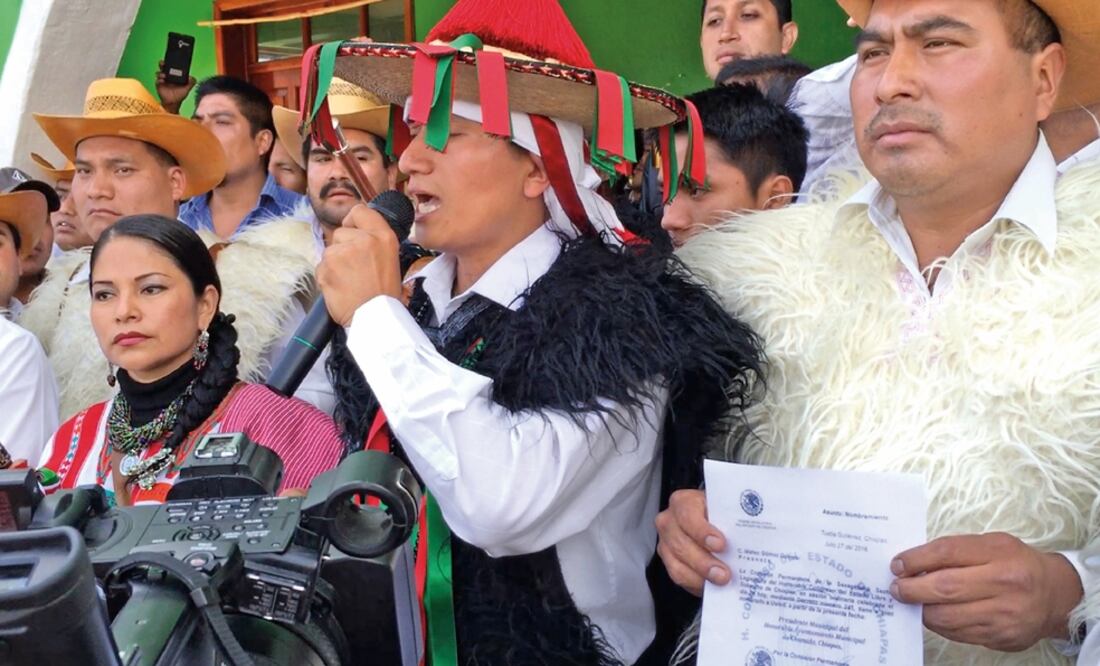 El alcalde de San Juan Chamula, Mateo Gómez Gómez (centro), estuvo presente en la designación de Fortino Vázquez Pérez como comisionado especial para el municipio (FREDY MARTÍN. EL UNIVERSAL)