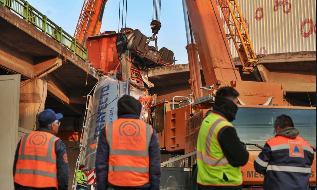 Continúan las maniobras para bajar un tráiler que volcó ayer por la tarde en el puente de avenida Ceylán y calzada Azcapotzalco la Villa, al momento se encuentran 2 grúas intentando bajarlo, el viernes 18 de abril de 2025. Foto: Axel Sánchez/ EL UNIVERSAL