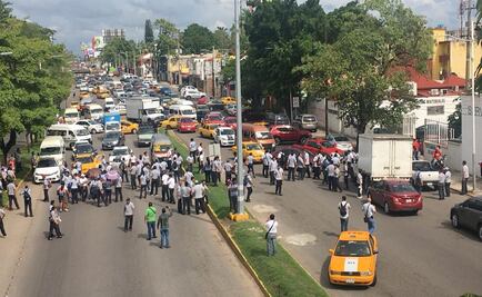 Maestros cierran avenidas en Tabasco por inconformidad con la UJAT