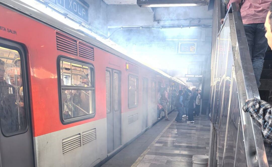 Desalojan metro Xola debido a humo por falla mecánica; retiran convoy y normaliza operación.
Foto: Especial.