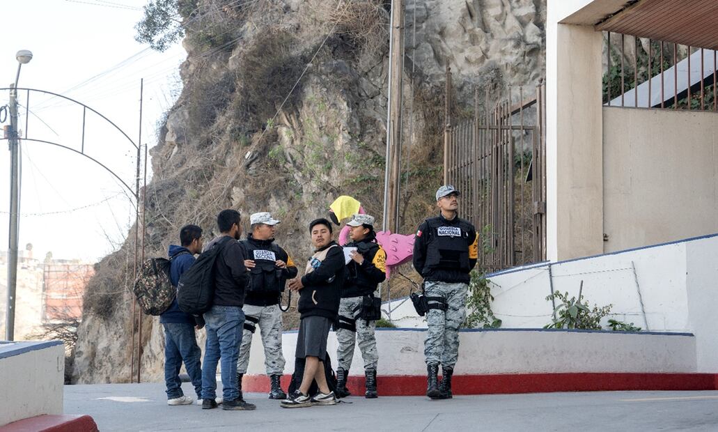 Elementos de la Guardia Nacional custodian el Centro de Atención a migrantes deportados “Flamingos” en Tijuana, Baja California, el 01 de febrero 2025: Foto: Aimee Melo/EL UNIVERSAL