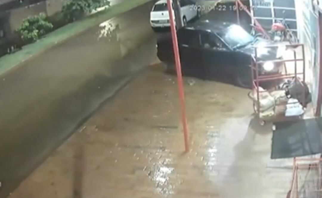 La mujer embistió dos veces al sujeto. Foto: Tomada del video