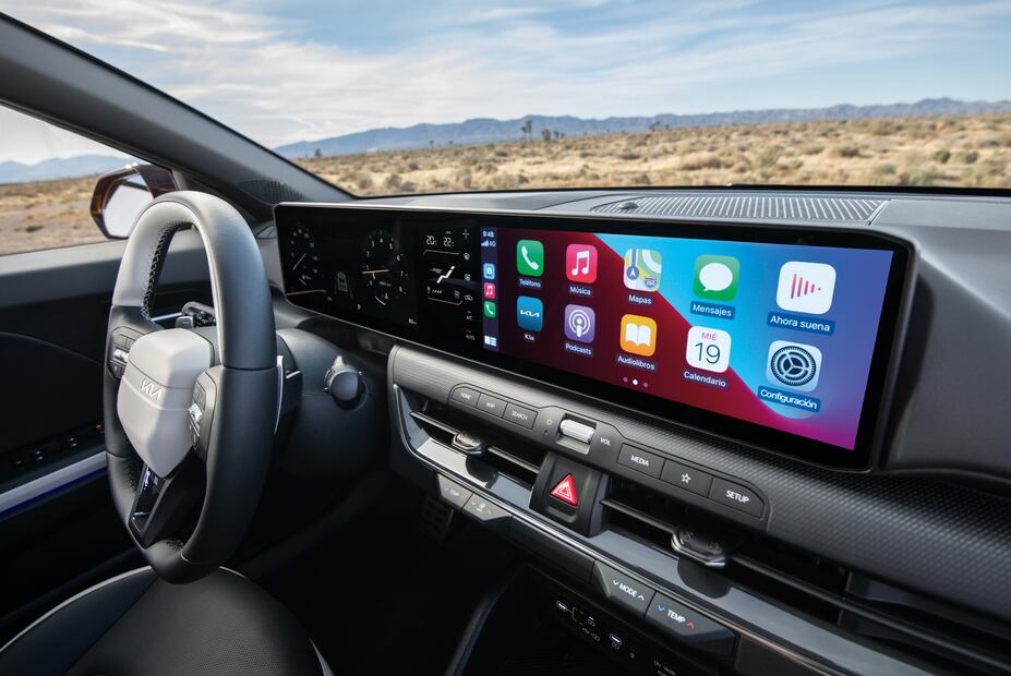 Este Hatchback cuenta con un sistema de infoentretenimiento con pantallas segemtadas de 30". Foto: Kia Motors