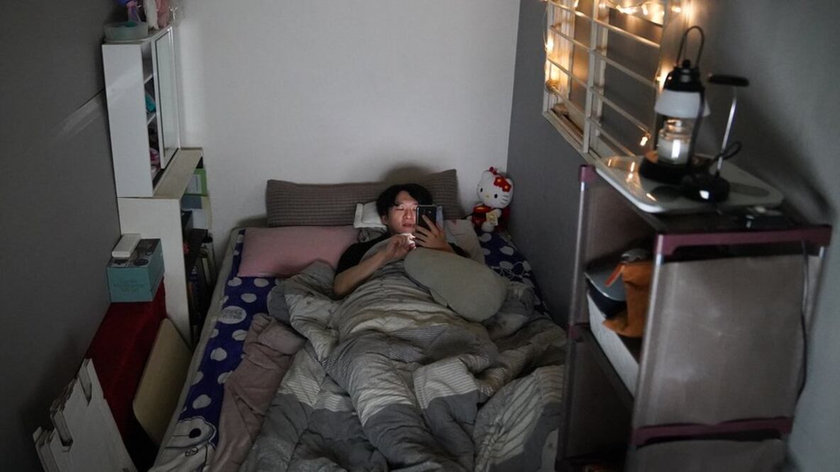 Oh Kee-cheol vive en un semisótano mientras ahorra para comprar su casa propia. BBC