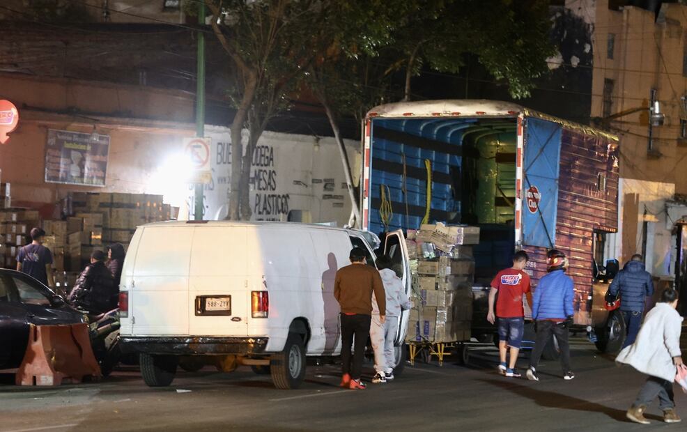 En un recorrido realizado por EL UNIVERSAL, se documentó la llegada de cargamentos de mercancías a distintas plazas, almacénes y tiendas del Centro Histórico de la Ciudad de México en las que predomina las piezas de origen asiático. Foto: Valente Rosas/EL UNIVERSAL