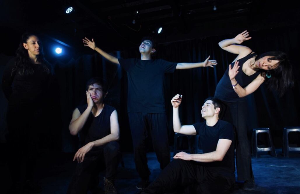 La compañía "Tierra de en medio"  presenta “Historias extraordinarias para contar y ser contadas. Improvisaciones fugaces para encuentros inolvidables”.
Foto: Erick Israel Consuelo, cortesía