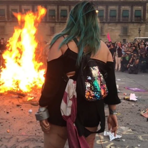 "La Reinota", alaban en redes a la mujer que regresó una bomba de humo a policías el 8M