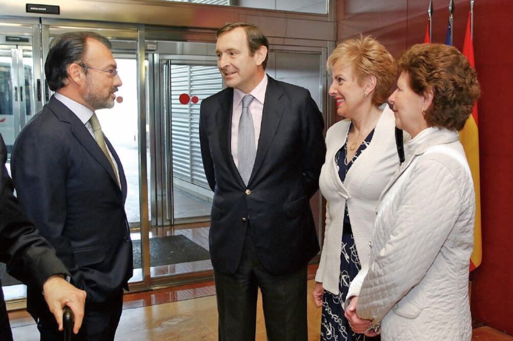 El canciller Luis Videgaray se reunió con la embajadora de México en España, Roberta Lajous (segunda de der. a izq.), y con personal de la delegación (SRE)
