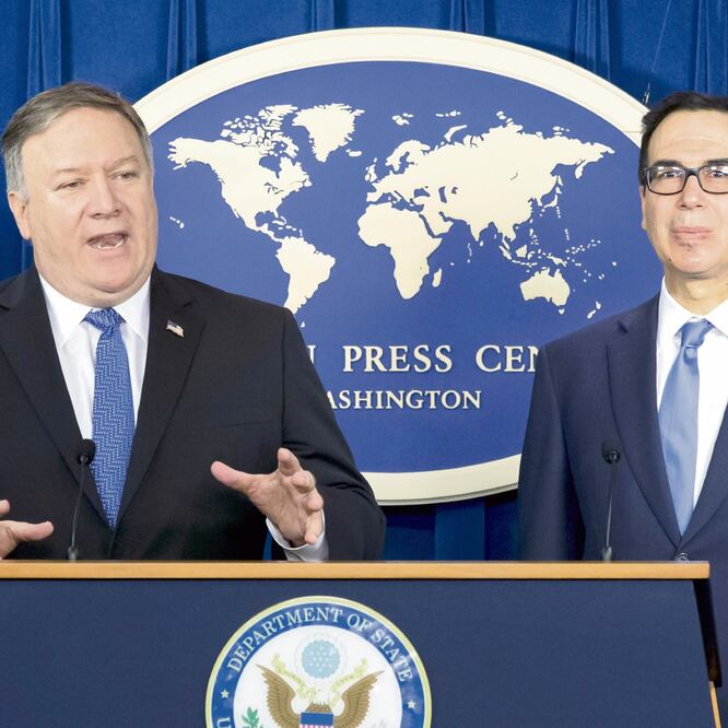 Mike Pompeo (izq.) anunció que se otorgó una exención temporal a ocho países para que puedan seguir comprando petróleo al país persa. MICHAEL REYNOLDS. EFE