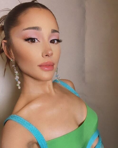 Ariana Grande sorprende con look inspirado en “Si tuviera 30”