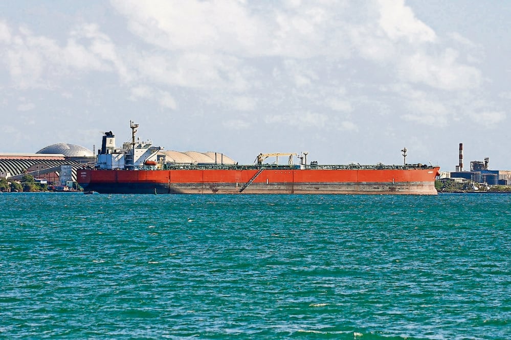 Un buque en la zona industrial del puerto cubano de Matanzas. La llegada del Anatoly Kolodkin de Rusia representa un alivio temporal para la gente en Cuba, asolada por la crisis energética. Foto: AFP