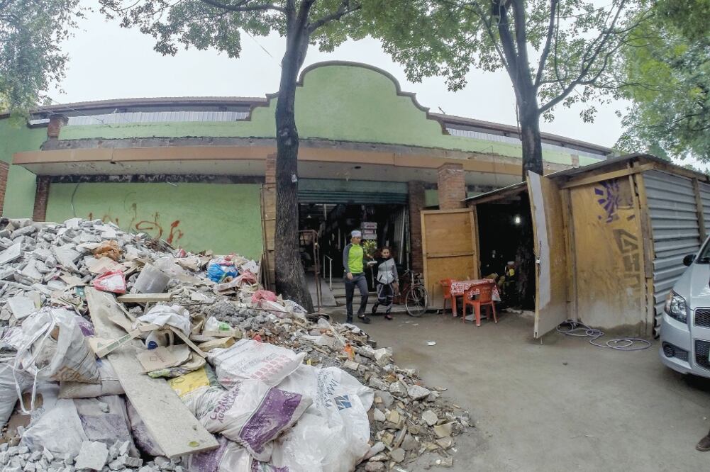 En el mercado Escandón también falta el retiro de cascajo. Locatarios exigen a las autoridades que ya terminen los trabajos(RAMÓN ROMERO. EL UNIVERSAL)