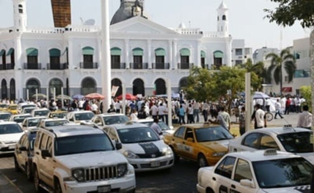 Taxistas bloquean accesos a Villahermosa; exigen retiro de Uber