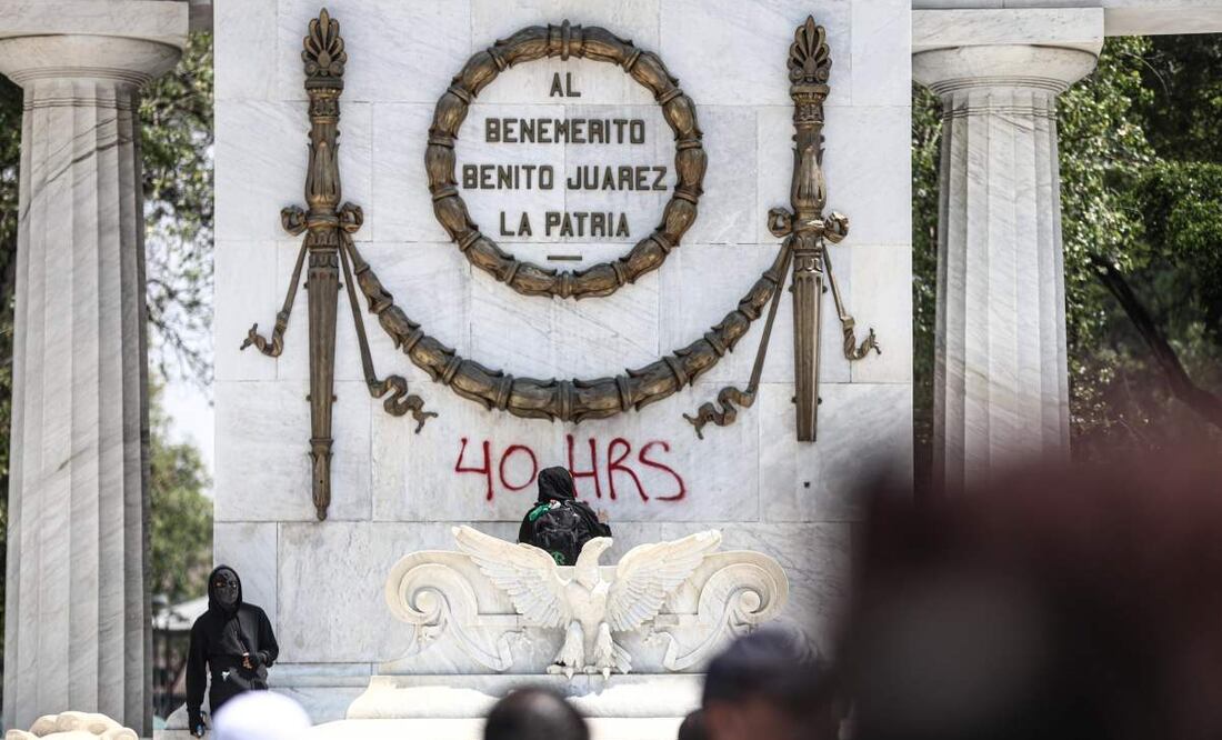 Colectivo Por las 40 Horas se manifiesta sobre avenida Juárez para exigir reducción a la jornada laboral. Foto: Gabriel Pano/ EL UNIVERSAL