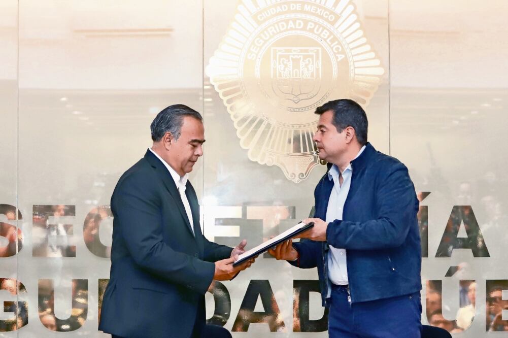 El Ejecutivo local, José Ramón Amieva, le entregó el nombramiento que le dio el presidente Enrique Peña Nieto a Raymundo Collins como titular de la SSP. (BERENICE FREGOSO. EL UNIVERSAL)