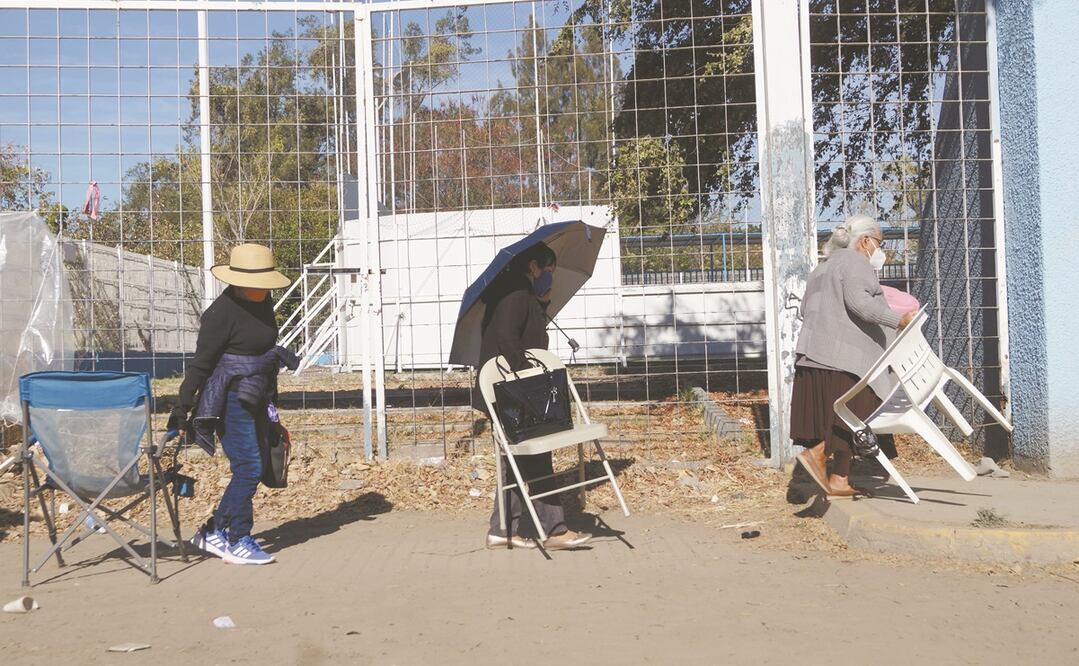 Las filas en sedes como el gimnasio de Ciudad Universitaria de la UABJO eran de miles de personas, que ante la desorganización de las autoridades, crearon listas para evitar más confusión. Algunos pasaron la noche afuera. Foto: EDWIN HERNÁNDEZ