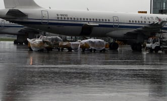 Lluvias complican operaciones en pistas del AICM; hay doble alerta por precipitaciones fuertes