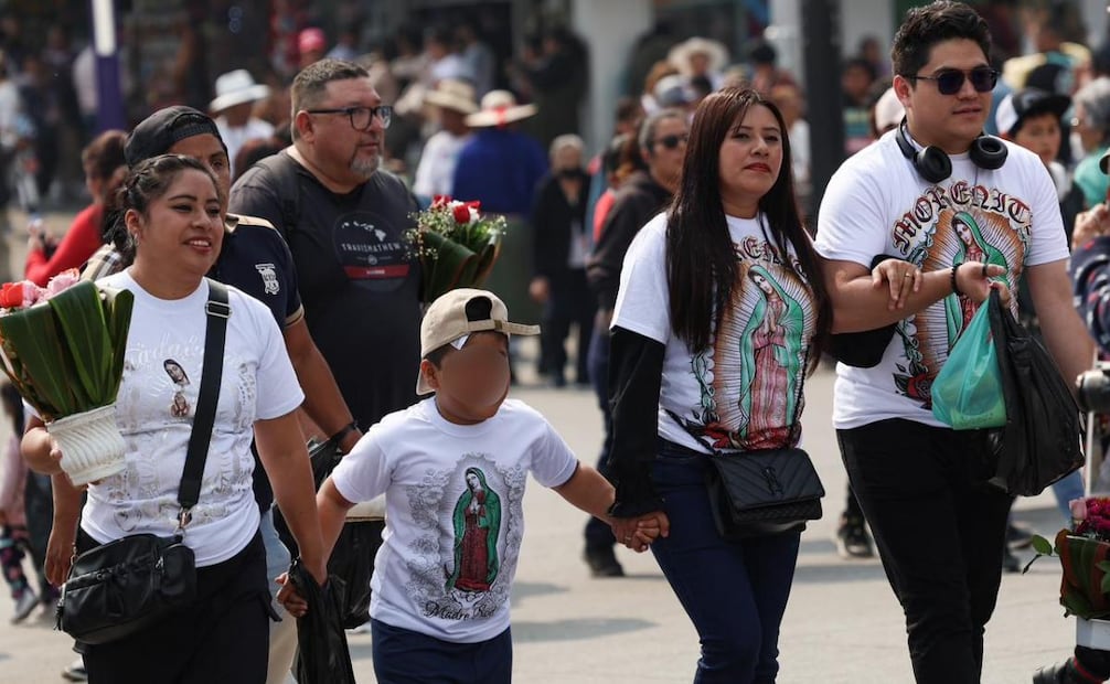 Creyentes asisten a la Basílica de Guadalupe para dar gracias a la Virgen; solicitan salud y trabajo.
Foto: Hugo Salvador.