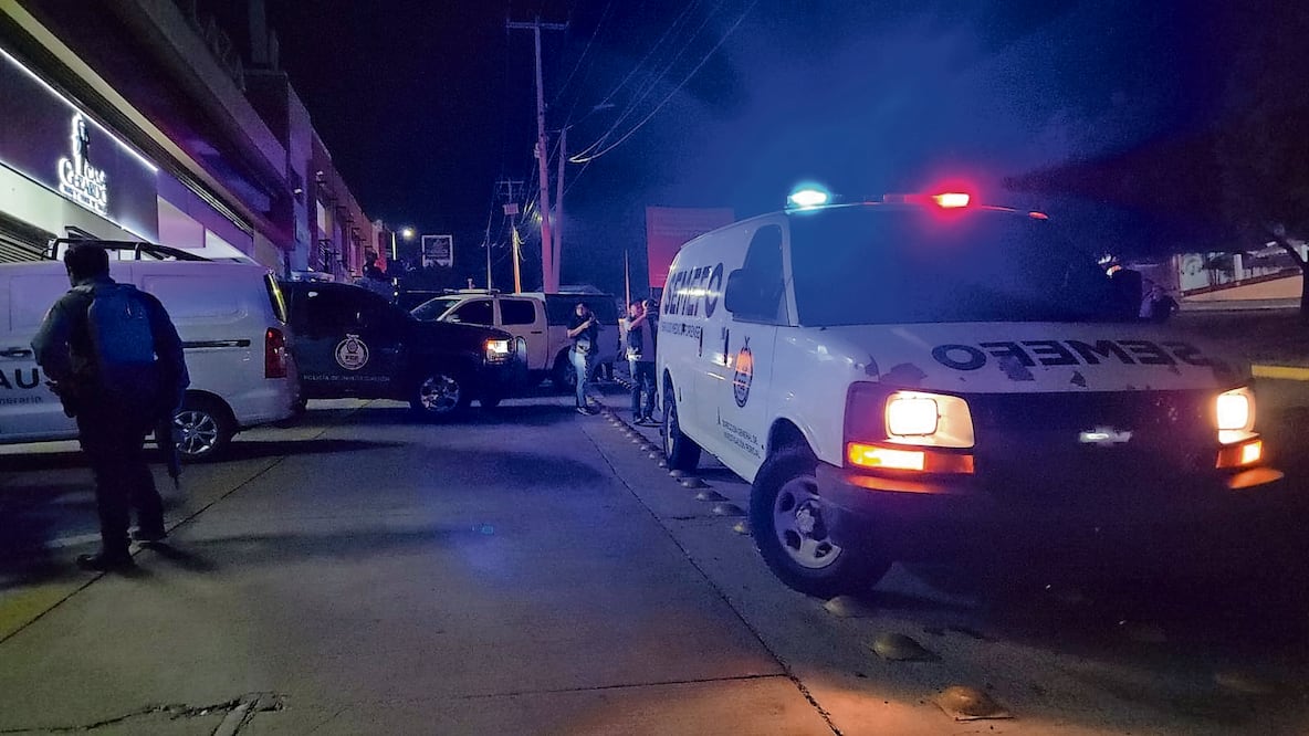 En Culiacán, en la colonia Loma Linda, hombres armados dispararon contra personas que se encontraban en un centro de distribución de drogas en una plaza comercial, donde un joven de nombre, Jesús Ángel “N”, de 22 años, falleció en el lugar. Foto Especial
