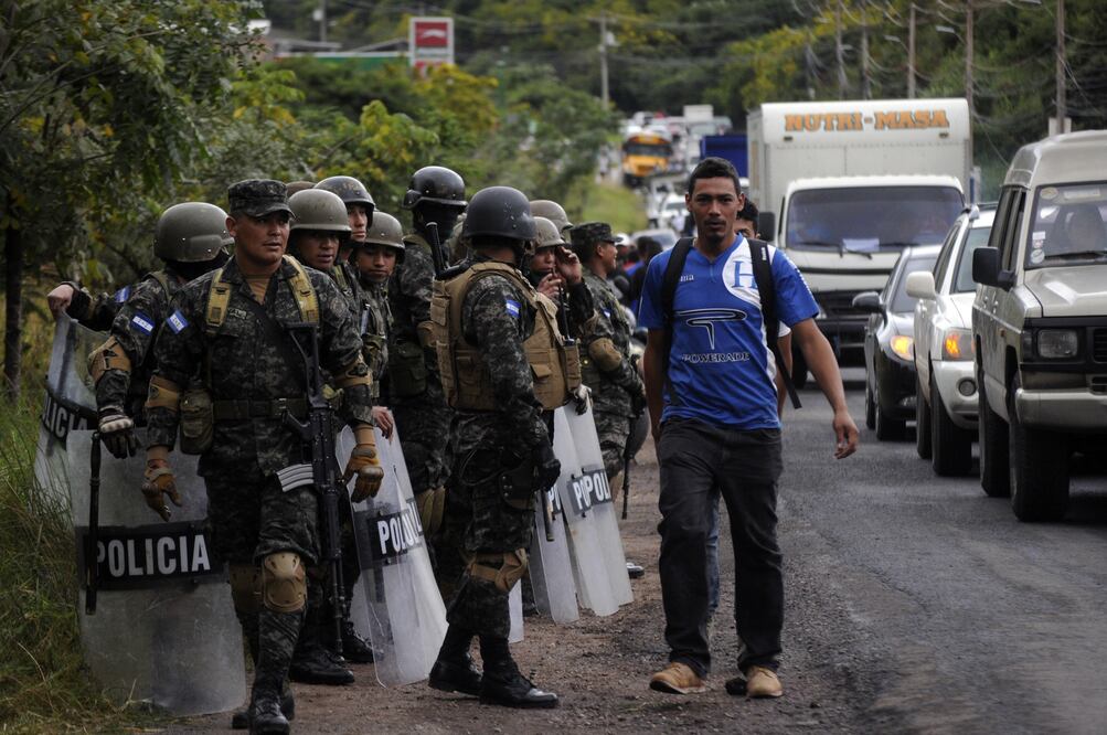 Policía de Honduras limpia los escombros producto de la toma de una carretera por parte de simpatizantes de la Alianza de Oposición. (FOTO: Xinhua)