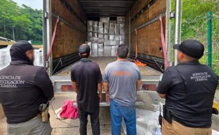 Aseguran más de una tonelada de marihuana oculta en camión sobre carretera de Tabasco; hay dos detenidos