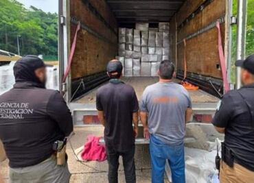 Aseguran más de una tonelada de marihuana oculta en camión sobre carretera de Tabasco; hay dos detenidos