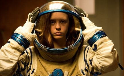 Mia Goth, demandada por patear a actor en set
