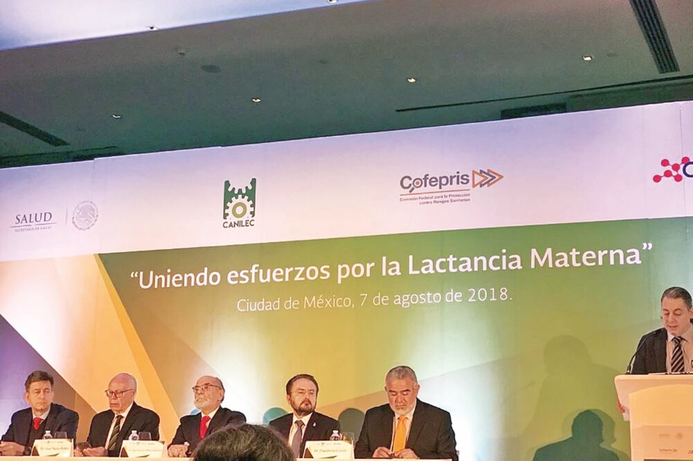 "Ausencia femenina". El encuentro se realizó con motivo de la Semana Mundial de la Lactancia Materna y participaron sólo funcionarios, encabezados por José Narro Robles, titular de la Ssa.(TWITTER)