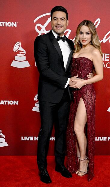 Carlos Rivera y Cynthia Rodríguez, juntos en la ceremonia previa a los Latin Grammy 2025. 
Foto: Getty Images via AFP.