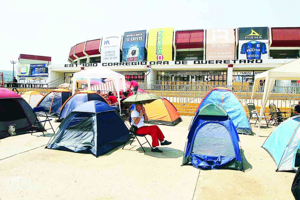 Miles de aficionados acampan en las inmediaciones del estadio La Corregidora con el objetivo de tener garantizado un sitio en la fila para adquirir los boletos para la gran final del Clausura 2015 (CÉSAR GÓMEZ / EL UNIVERSAL)