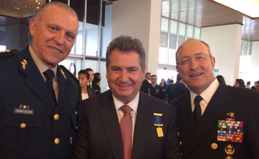 Fotografía tomada de la cuenta de Twitter de Leonardo Curzio. Aparece en compañía de los secretarios Cienfuegos y Soberón