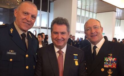 Marina condecora a Leonardo Curzio