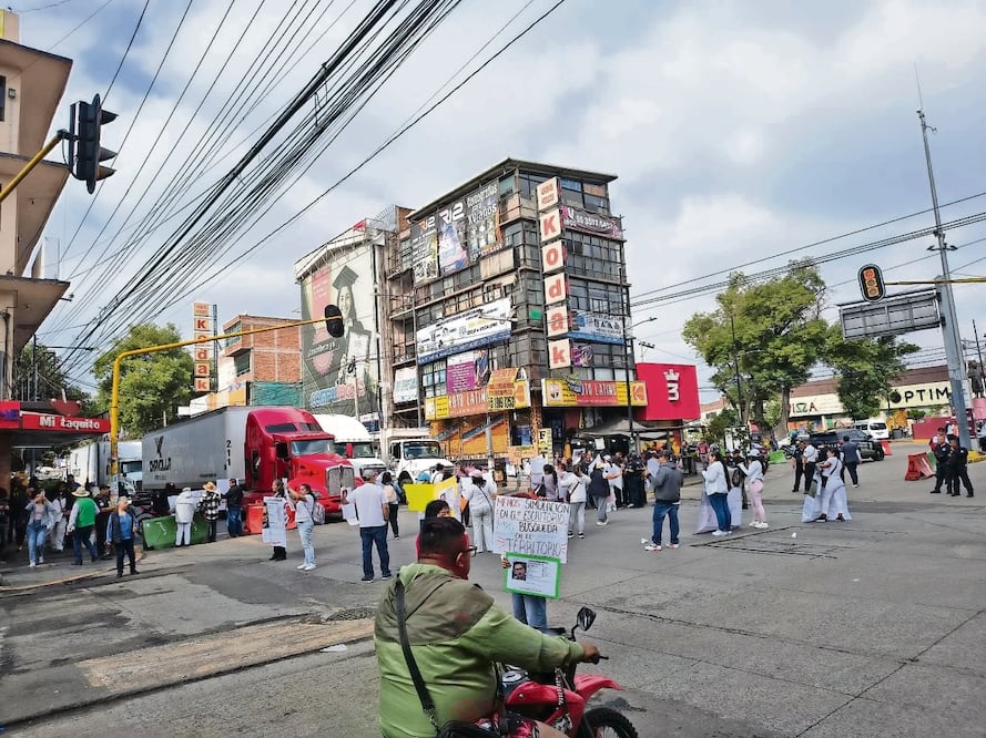 Familiares de Douglas cerraron las vialidades a las 9:00 de la mañana. Foto: Especial