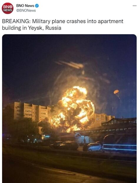 Reportan impacto de avión militar contra edificio de departamentos en Rusia