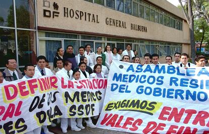 Residentes del IMSS acusan falta de pagos