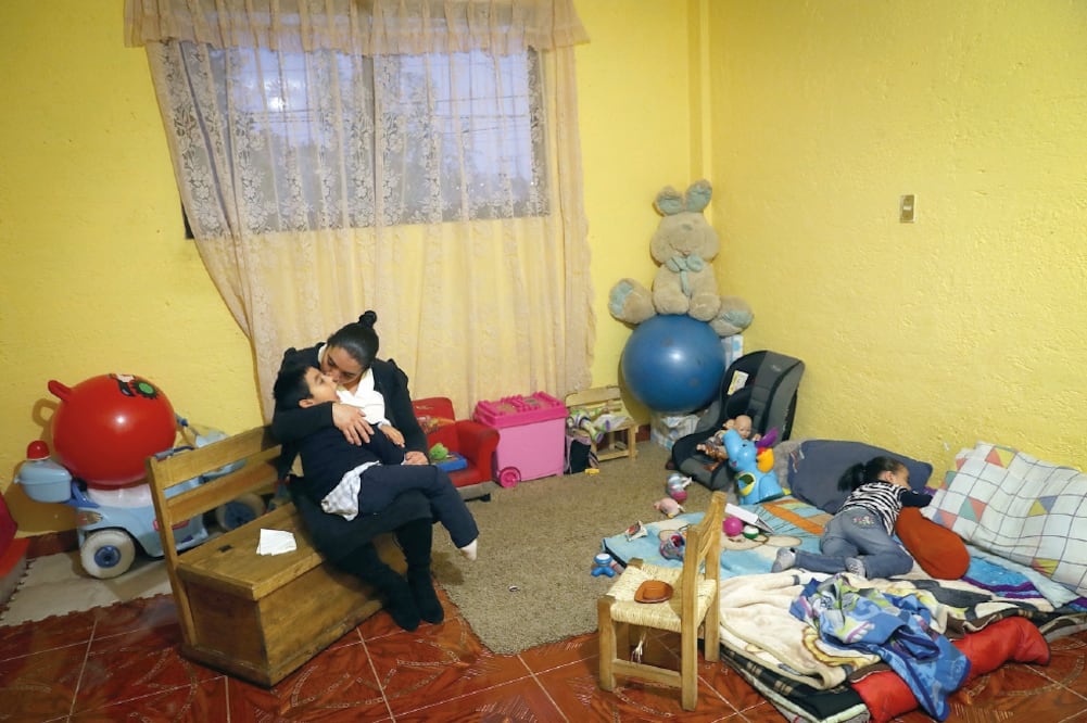 Elvia está en un chat de WhatsApp con madres de familia de España que también tienen hijos con enfermedades mitocondriales (JUAN CARLOS REYES)