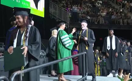 Hombre se logra graduar de la universidad a sus 72 años y se hace viral