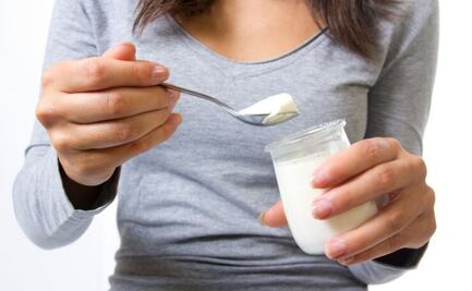 Agrega este producto natural al yogurt para ayudar a tu salud intestinal