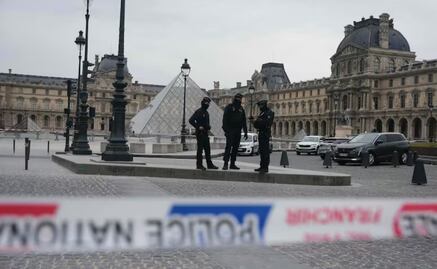 ¿Inspector Gadget, Clouseau, Sherlock? Hombre misterioso en una foto de AP genera revuelo,  tras el robo en el Louvre