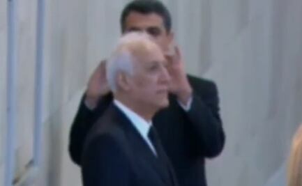 Presidente armenio causa polémica al tomarse foto frente al ataúd de Isabel II