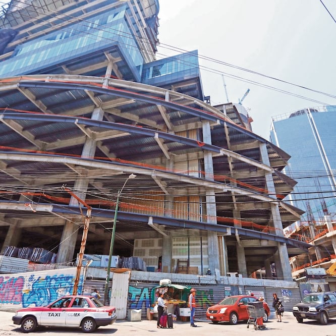 Autoridades se reunieron con representantes de la compañía para hablar sobre los trabajos de mitigación en la zona de Real Mayorazgo en el pueblo de Xoco. ARCHIVO EL UNIVERSAL