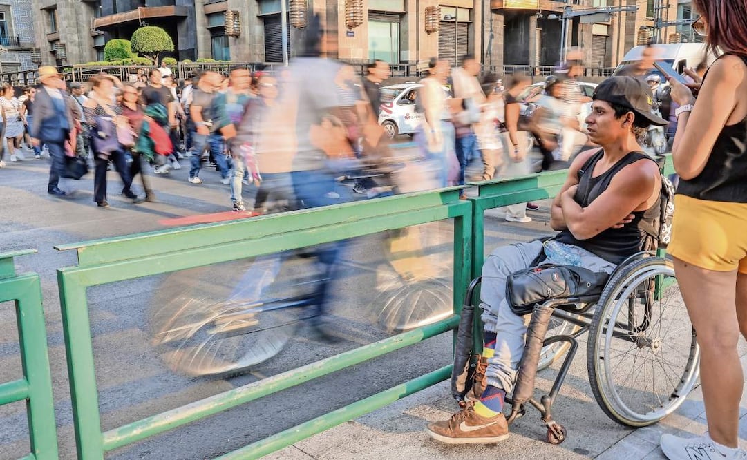 Calles Accesibles. Personas en silla de ruedas, bastón con dificultad de movilidad, transitan por el centro histórico. Foto: Luis Camacho/EL UNIVERSAL