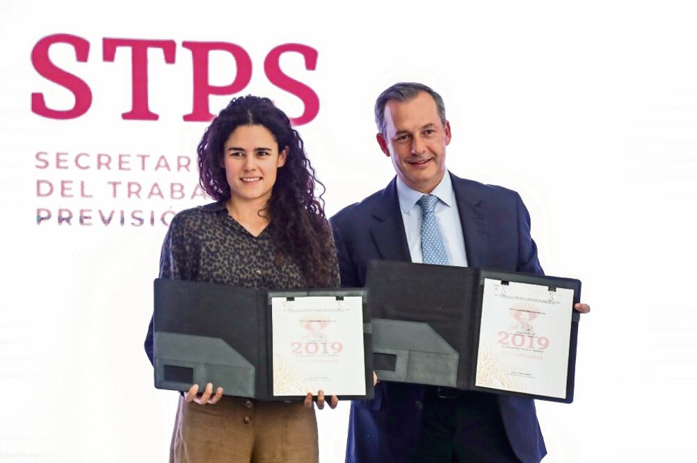 Colaboración. La secretaria del Trabajo, Luisa María Alcalde, y el director general de Aeroméxico, Andrés Conesa, durante la firma del convenio / GERMÁN ESPINOSA. EL UNIVERSAL